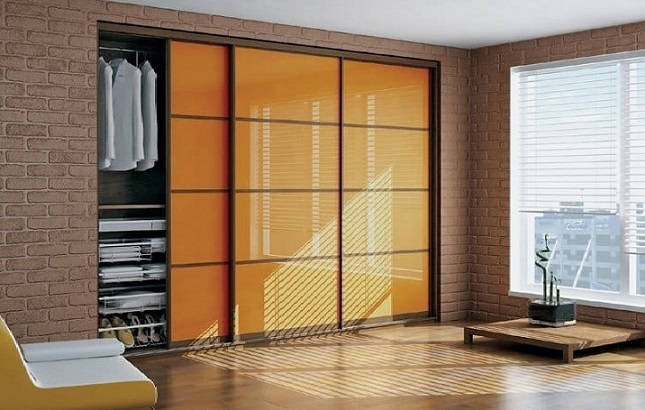 шкаф-купе стекло с пленкой оранжевый в гостиную